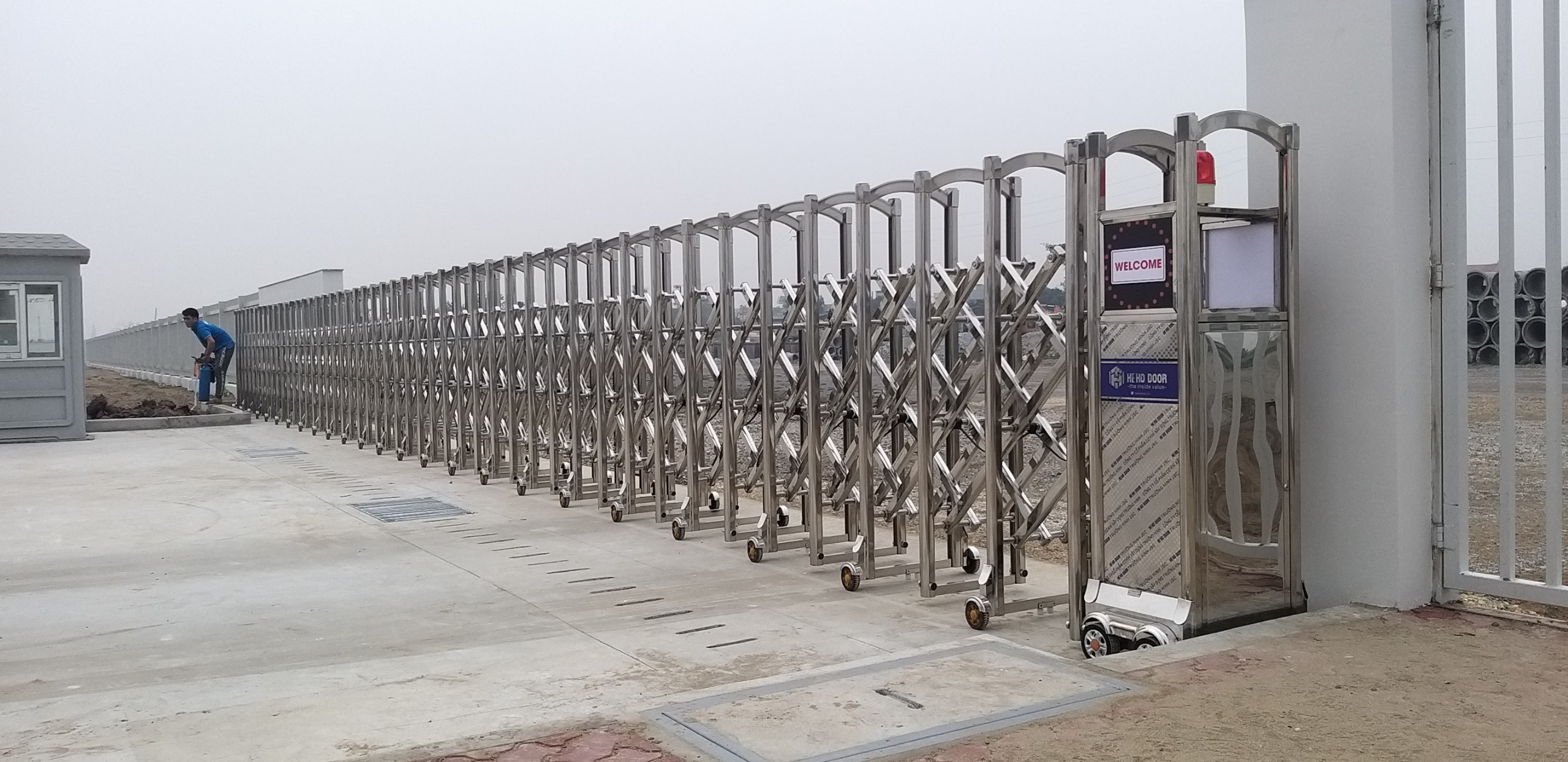 Cổng xếp Inox tự động bền đẹp